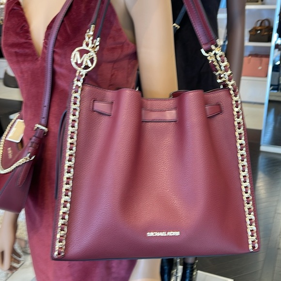 MICHAEL KORS
Mina Large Chain Shoulder Tote Bag
Dark Cherry
NWT - Picture 12 of 16